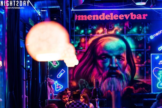 бар «Mendeleev Bar», Жаркая суббота