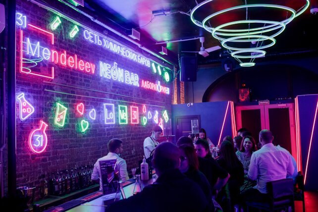 клуб «Neon Bar», Время отдыхать