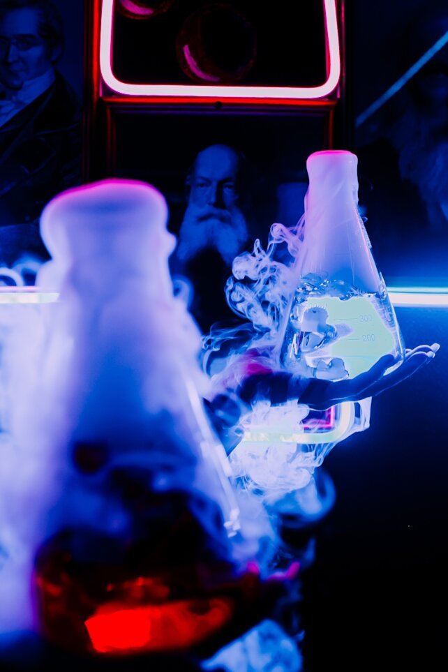 клуб «Neon Bar», Жаркая суббота