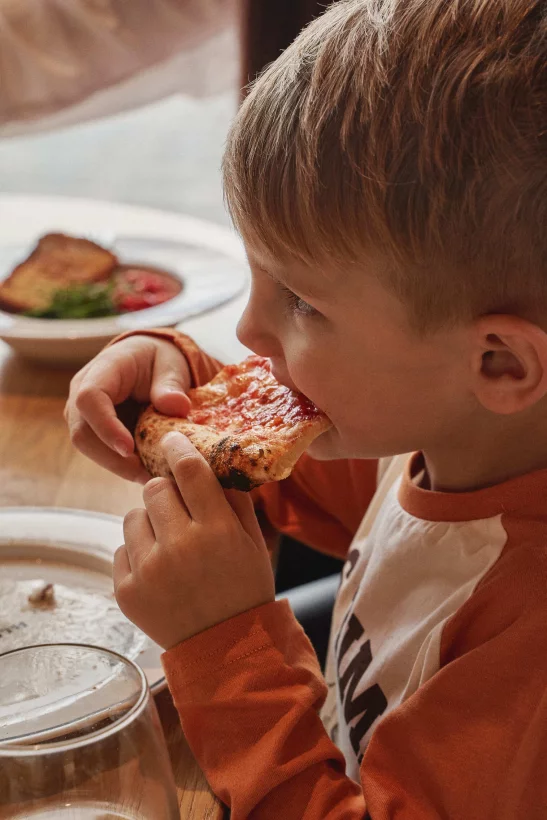 Приглашаем деток полюбоваться тем, как пицца готовится на открытом огне🍕🔥