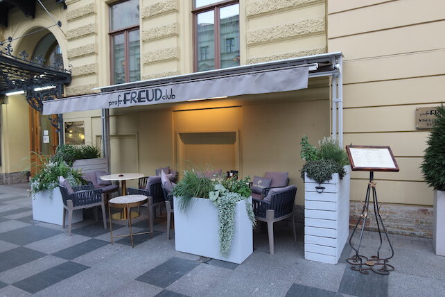 ресторан «Prof.Freud Club», Уютная открытая терраса с видом на Исаакиевский собор