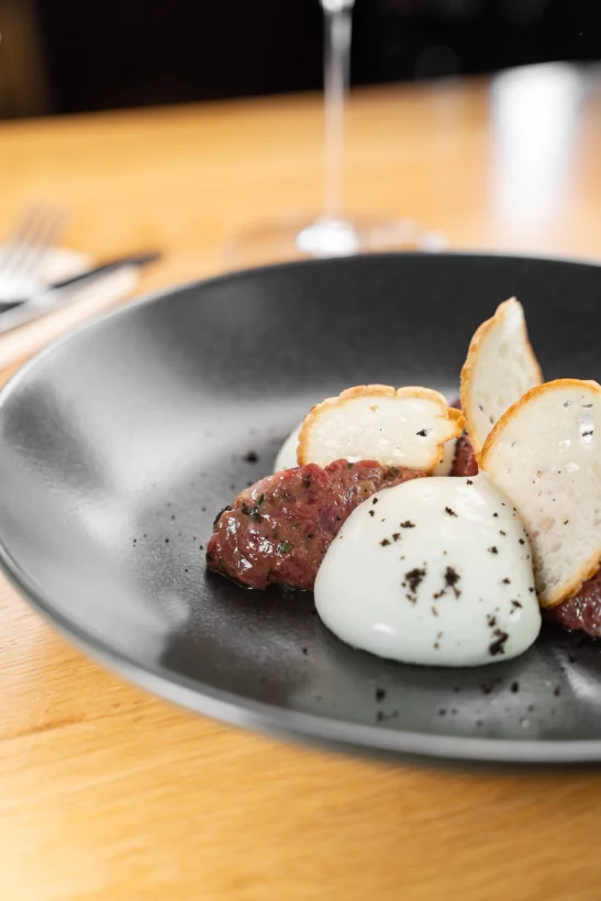 Говяжий тартар с сырной эспуме