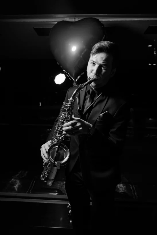 Водный вечер под звуки саксофона