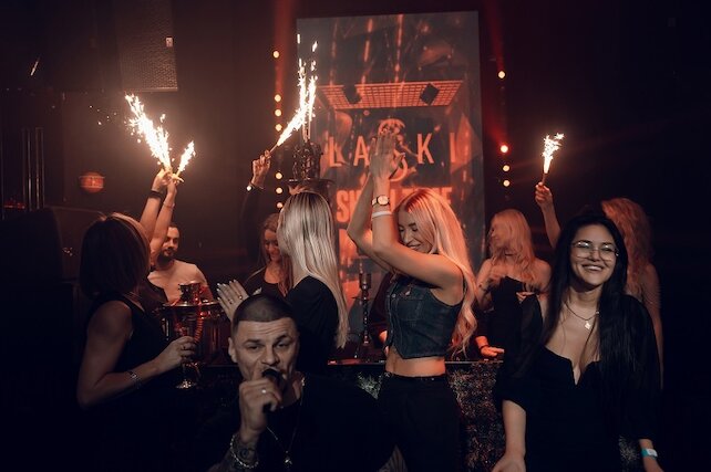 клуб «LASKI», Бронируй заблаговременно с подарком +50% к депозиту