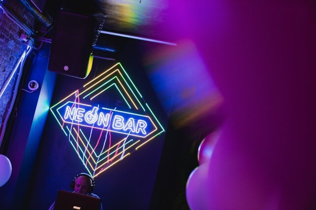 клуб «Neon Bar», Самое время