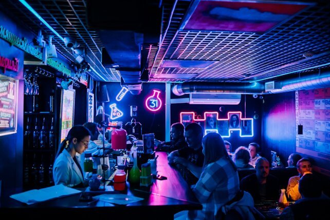 клуб «Neon Bar», Химия начинается с атмосферы