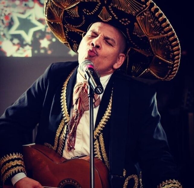 бар «Hola Bar Tacos & Tapas», Живое выступление мексиканца с гитарой, безусловно, станет наслаждением для ваших чувств