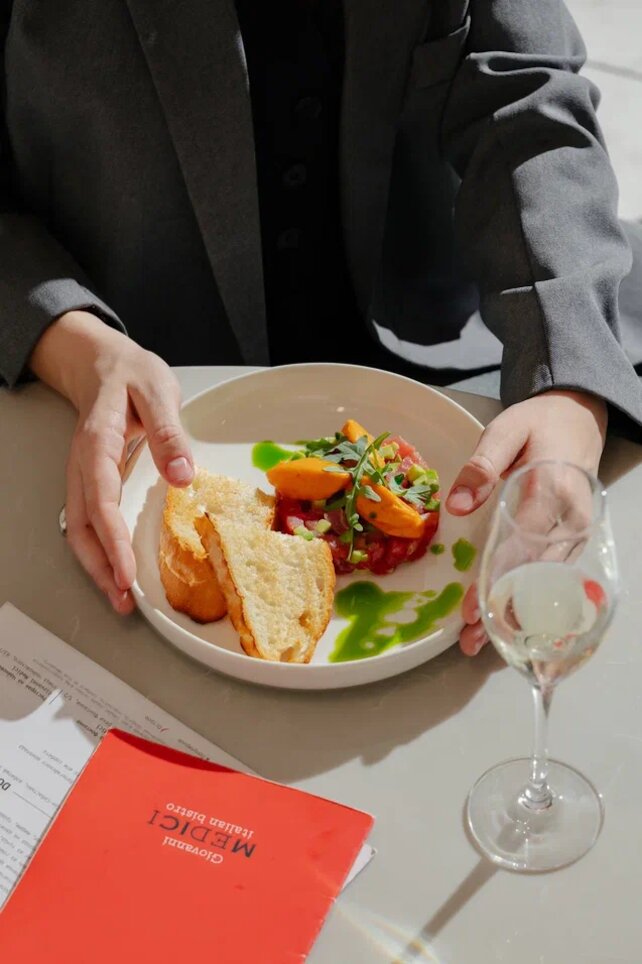 ресторан «Giovanni Medici», 🍣 Тартар из тунца с сальморехо — яркое начало вашей трапезы