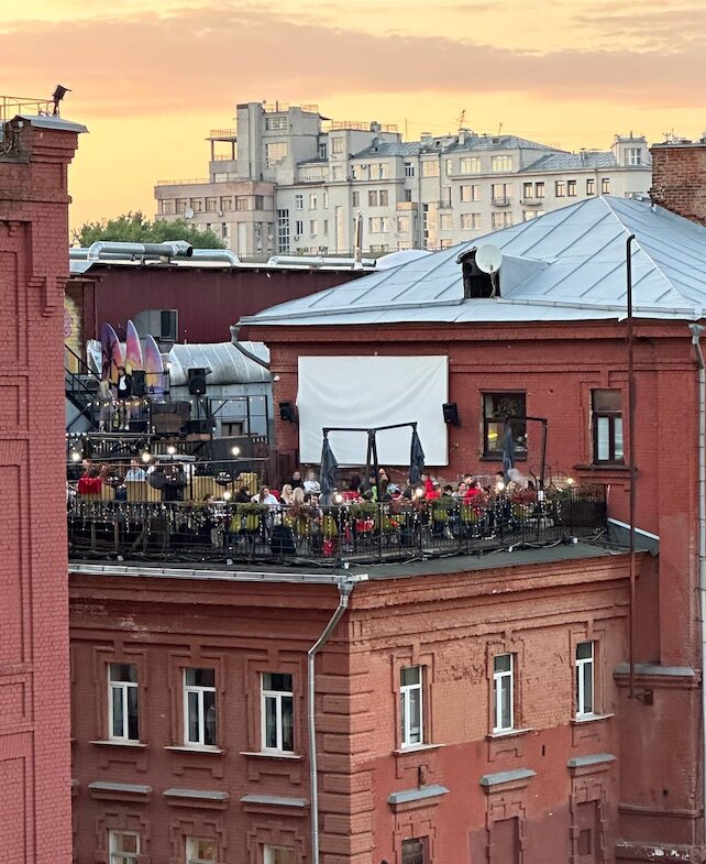 лаунж «Wow Moscow Lounge», Летняя веранда с видом на Якиманскую набережную
