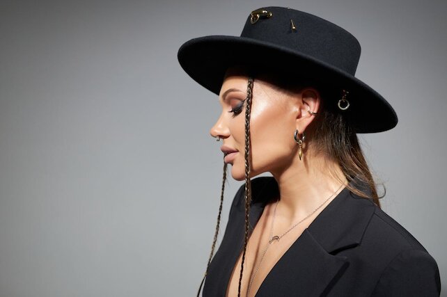 ресторан «River», Лучшие треки от DJ Adena в River в эту пятницу