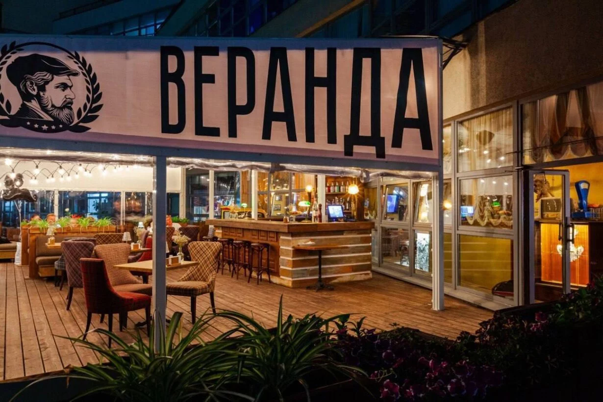 Летняя веранда в Рюмочной Довлатов на Малой Дмитровке открыта