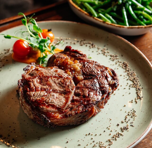 ресторан «Stroganoff Bar & Grill», Легендарные стейки за 1490 рублей