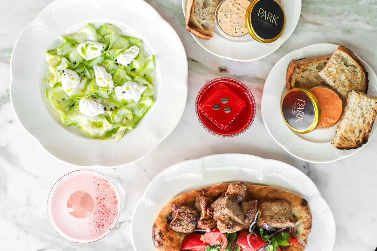Лето в ресторане Парк: новое меню с сочным бургером, шашлычками и нетривиальными закусками