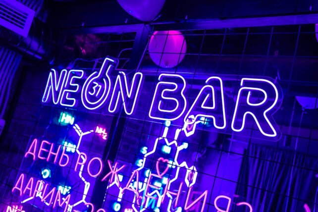 клуб «Neon Bar», Уникальные истории