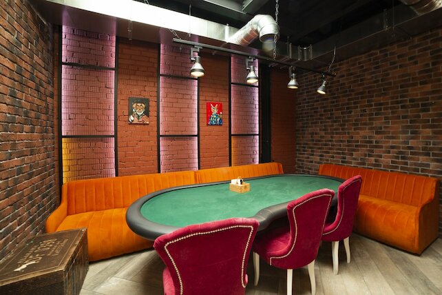 кальянная «Мята Platinum Цветной», Покерный стол в самом центре Москвы