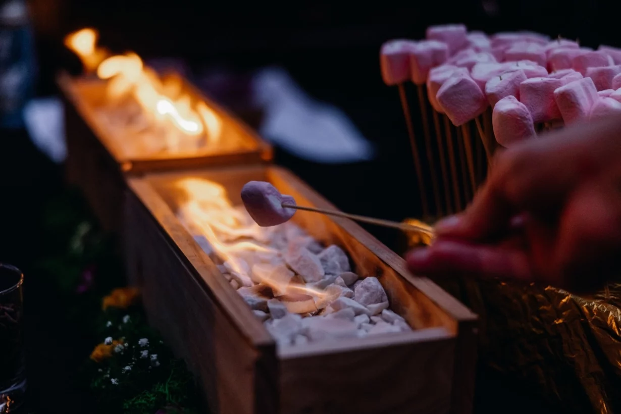 Какой формат вам ближе — вечеринка под звёздами или уютный ужин при свечах?