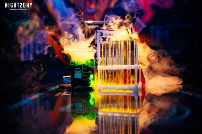 клуб «Neon Bar», Не просто бар