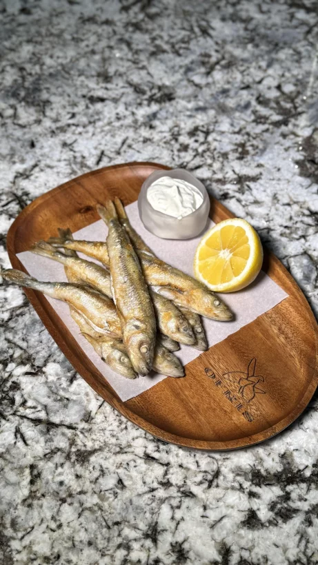 Корюшка с соусом тартар и лимоном