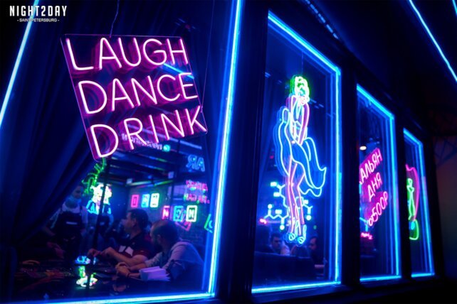 клуб «Neon Bar», Повод для праздника