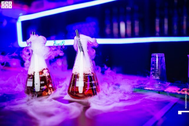 клуб «Neon Bar», Правильное место