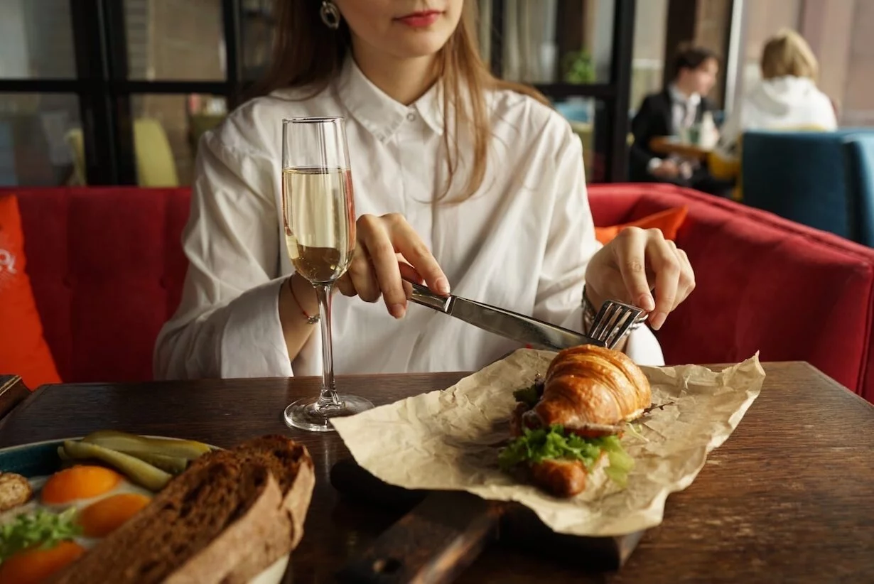 Шампанское по утрам пьют только аристократы и гости ресторана