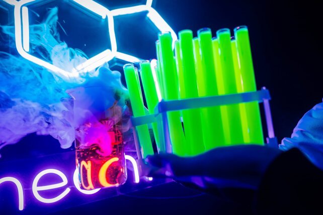 клуб «Neon Bar», Цепляет с первой минуты