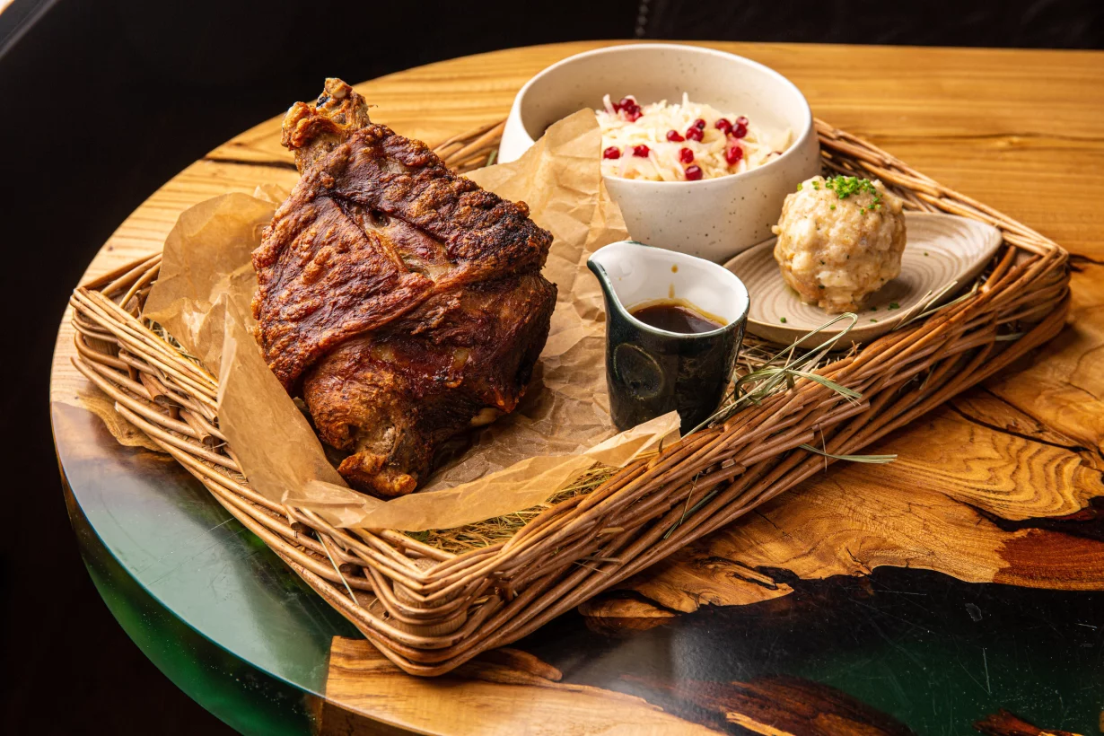 СВИНАЯ РУЛЬКА С КАПУСТОЙ SAUERKRAUT в ресторан Spaten Haus Grand