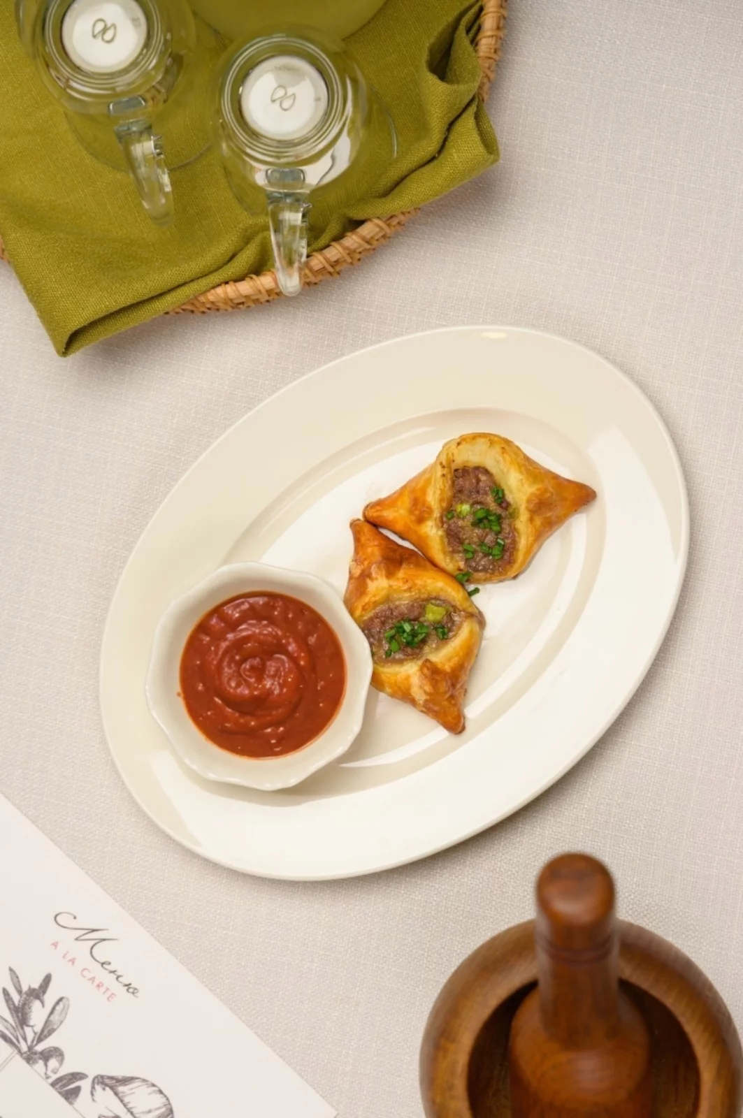 Домашние пирожки с мясом (подаются с томатным соусом или сметаной) в ресторан Ла Фамилия