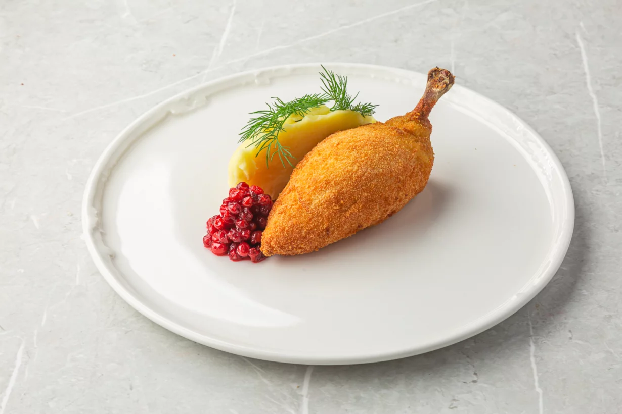 Котлета по-киевски с картофельным пюре и брусникой 160/100/30 г в ресторан Вино и вода