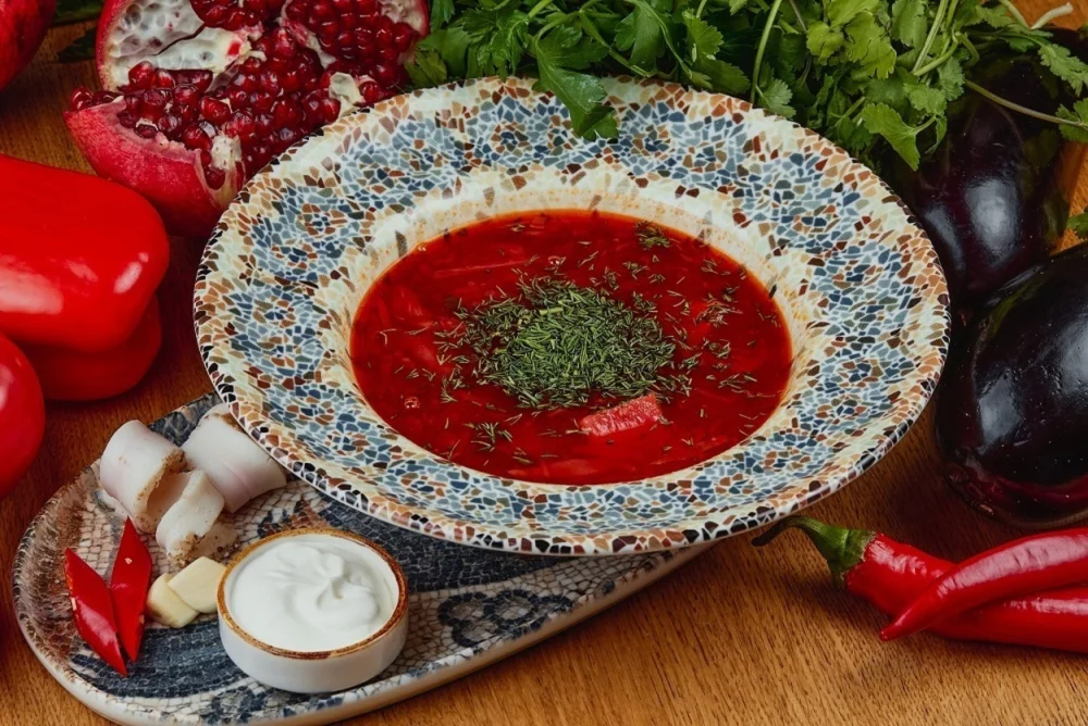 Красный борщ с говядиной, салом, сметаной и ржаным хлебом в ресторан Дэда