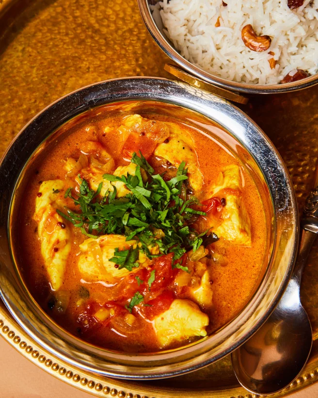 Куриное карри на кокосовом молоке с семенами горчицы и листьями карри, в паре с кокосовым рисом в ресторан Малабар