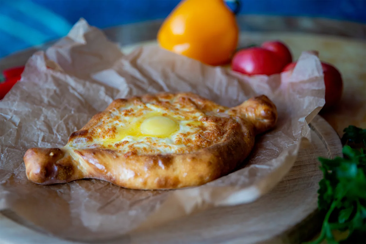 Хачапури по-аджарски в ресторан Mamito