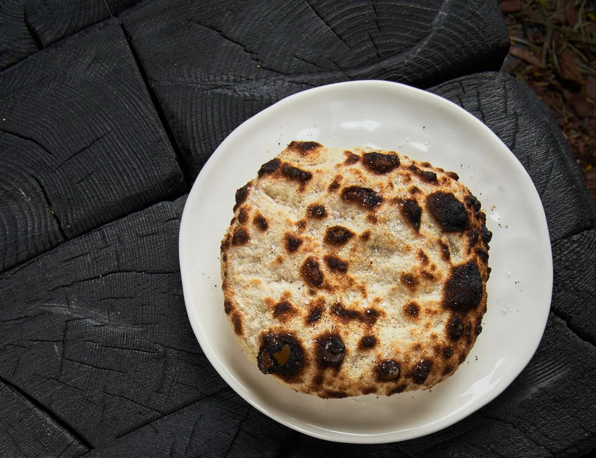 Лепёшка с еловым маслом и беломорской солью в ресторан Hvoy