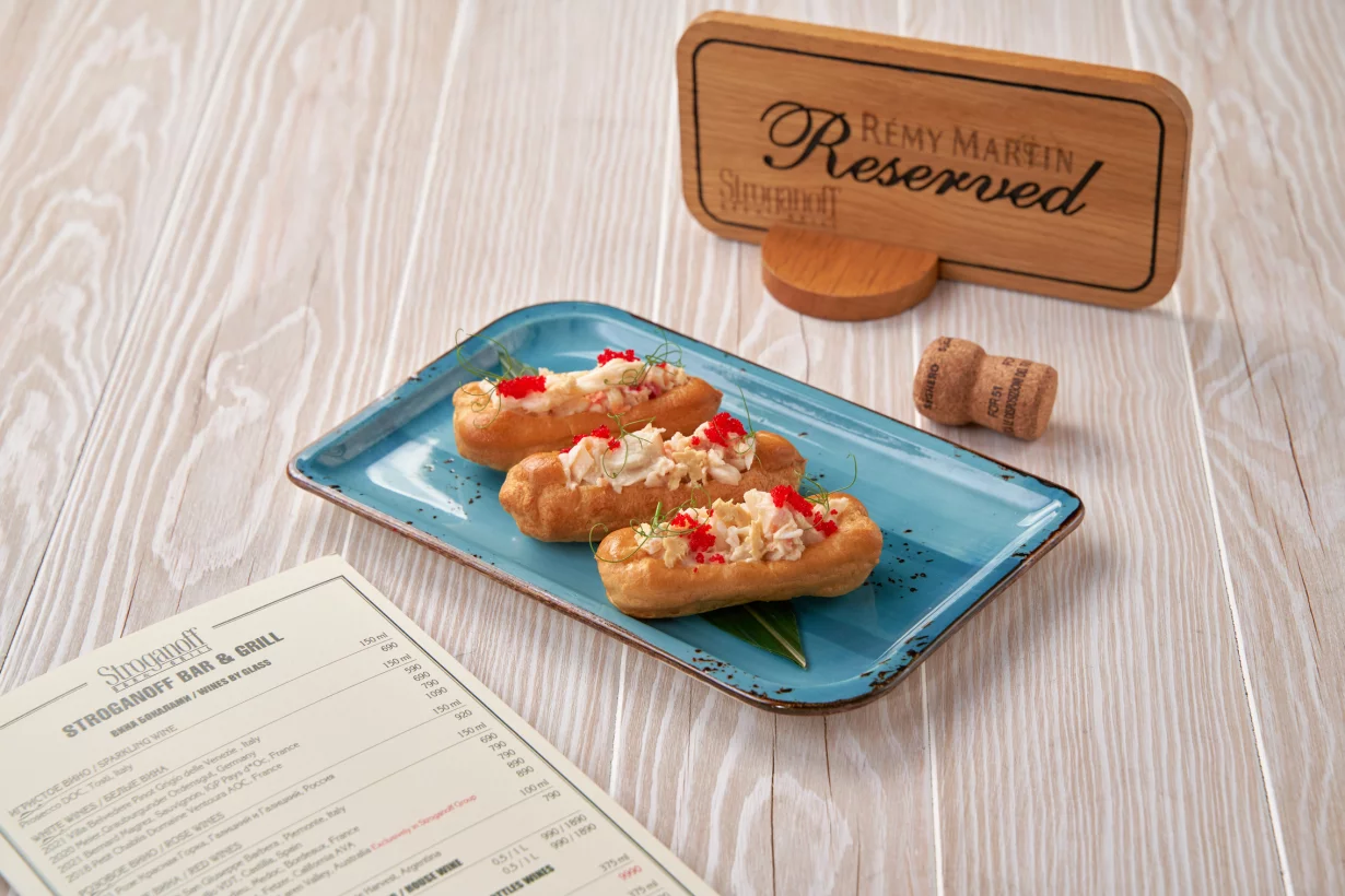 Эклеры с мясом Камчатского краба и Японским соусом в ресторан Stroganoff Bar & Grill