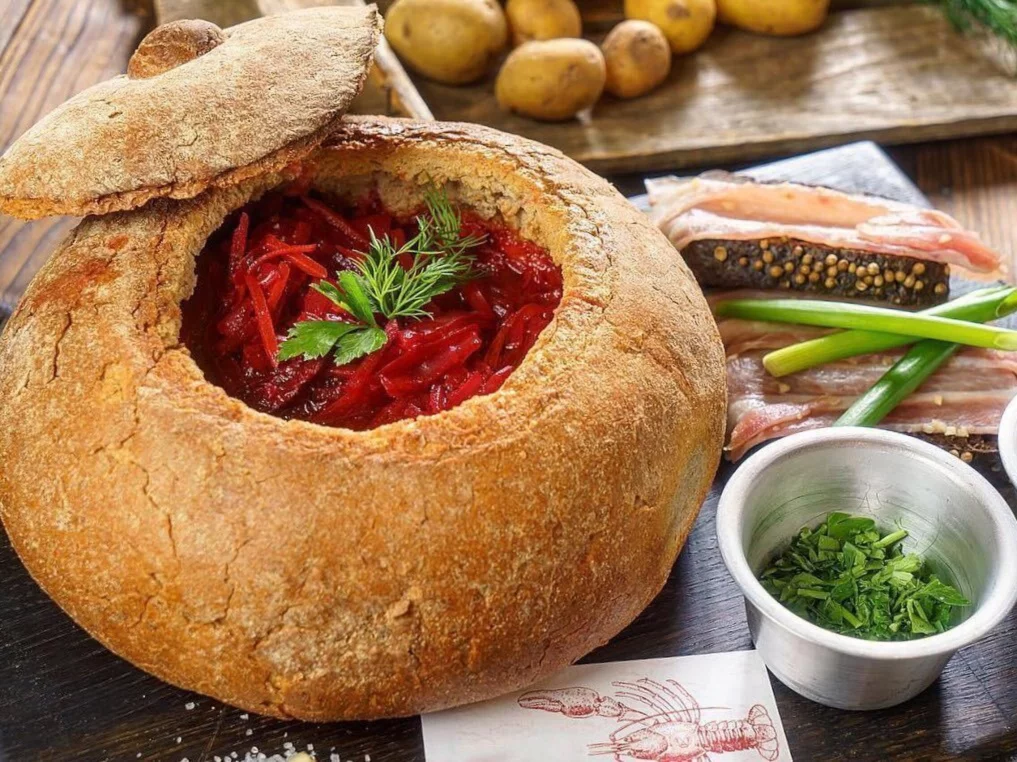 Борщ в хлебе с салом и сметаной в ресторан Раковарня гастробар | караоке