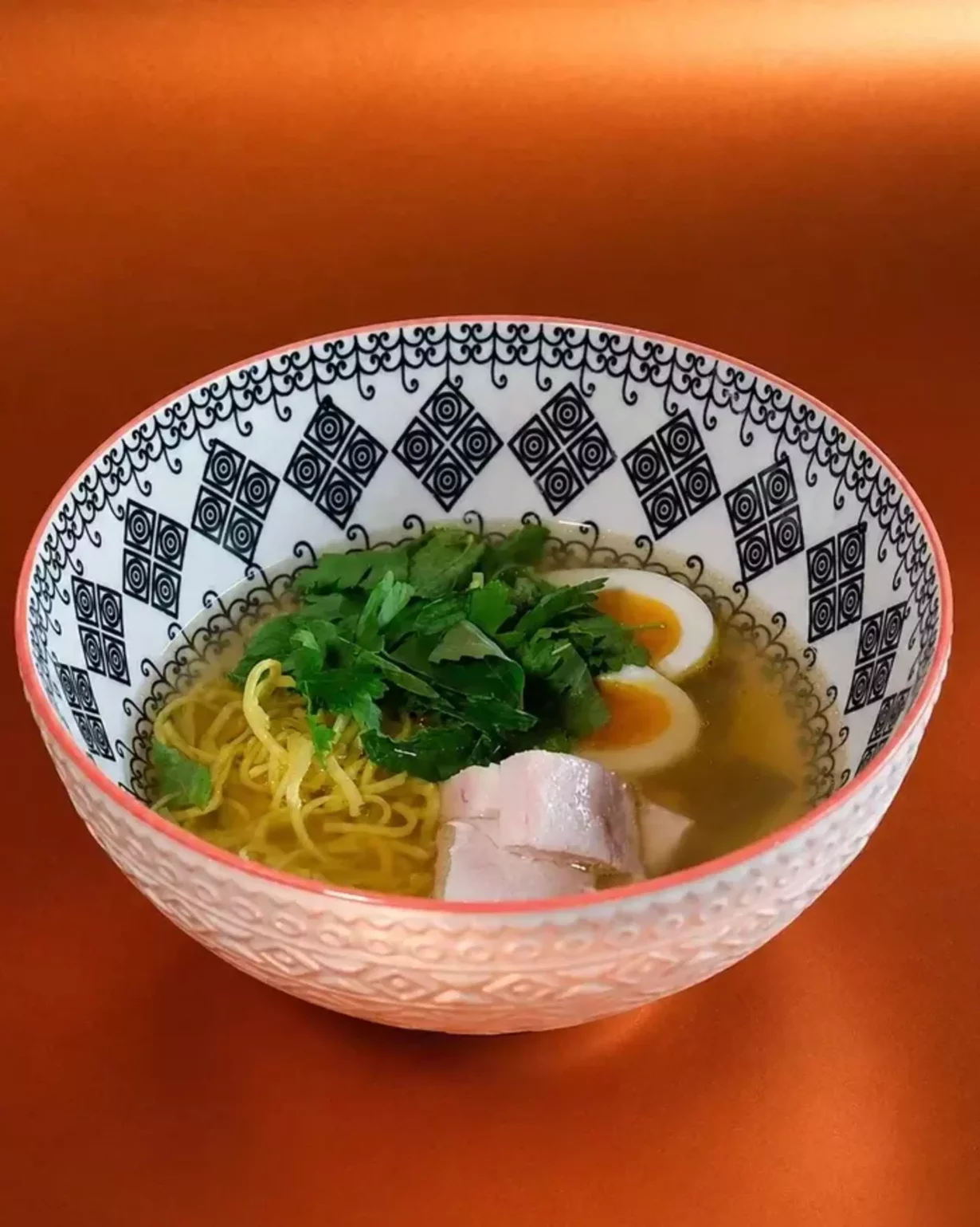 Бульон с яичной лапшой в бар Танцы food & people