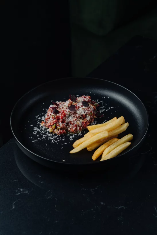 Тартар из говядины с соусом камчи в ресторан Tsinist