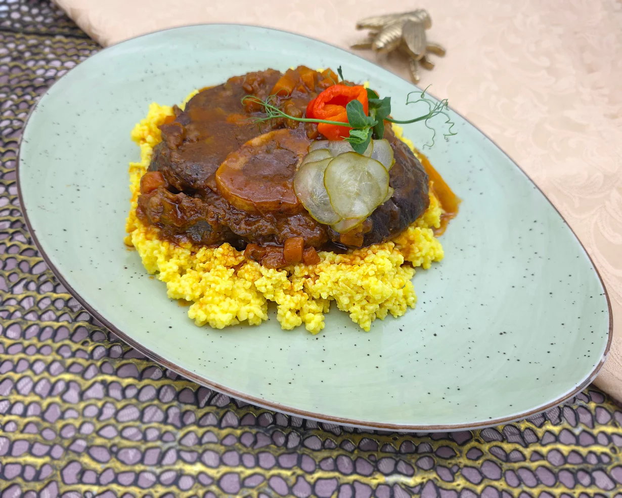 Говяжья голяшка, томленая с овощами, сливочным кускусом и пармезаном в ресторан Тройка