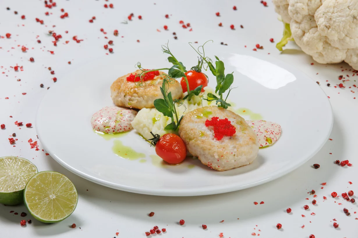 Щучьи котлетки с картофельным пюре (подаются с соусом Тар Тар) в банкетный зал Airportcity Plaza / ex. Crowne Plaza St. Petersburg Airport