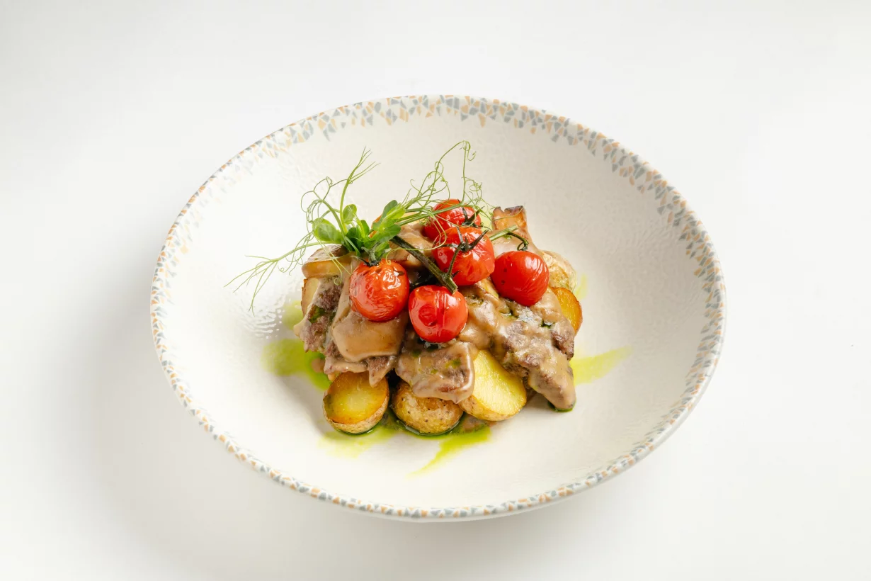 Говядина в соусе порчини с бэйби картофелем в ресторан Mario Trattoria