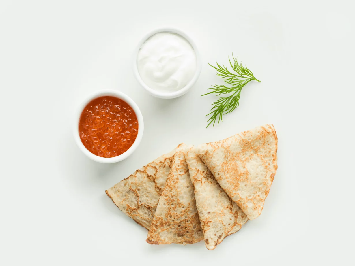 Блины с красной икрой и сметаной в кафе Мезонин