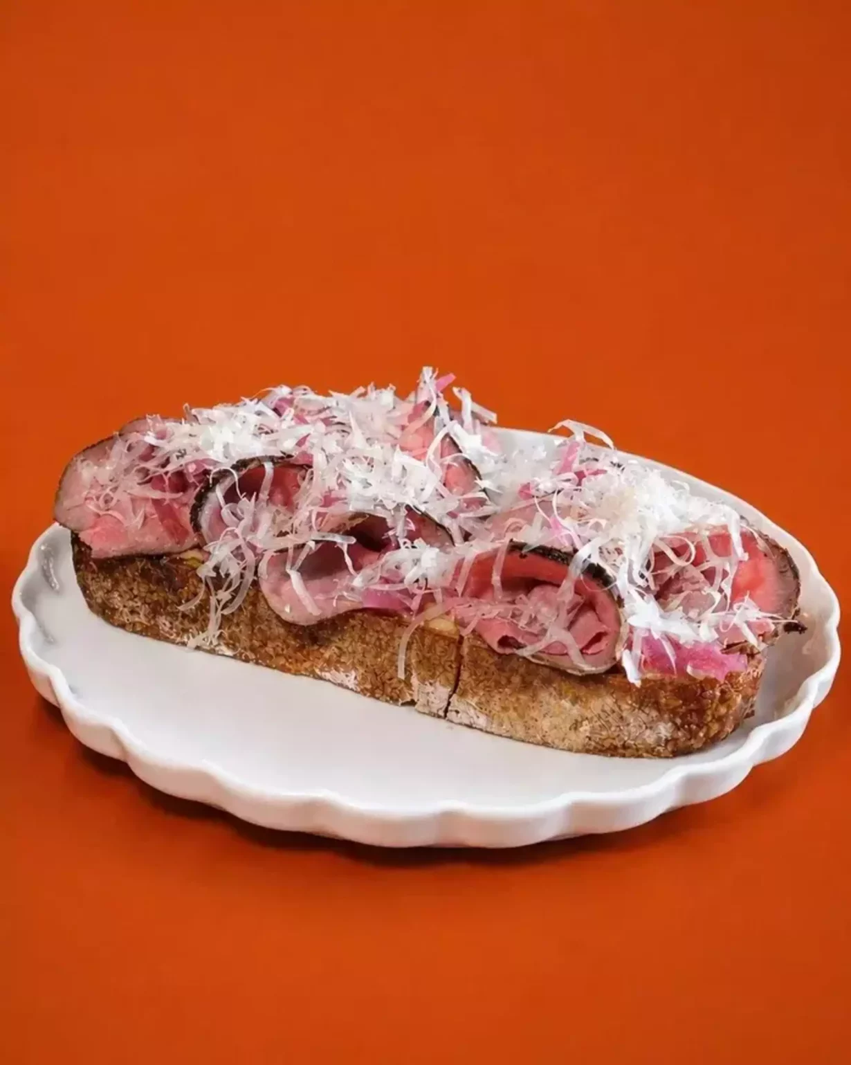 Ростбиф І маринованный лук брускетта в бар Танцы food & people