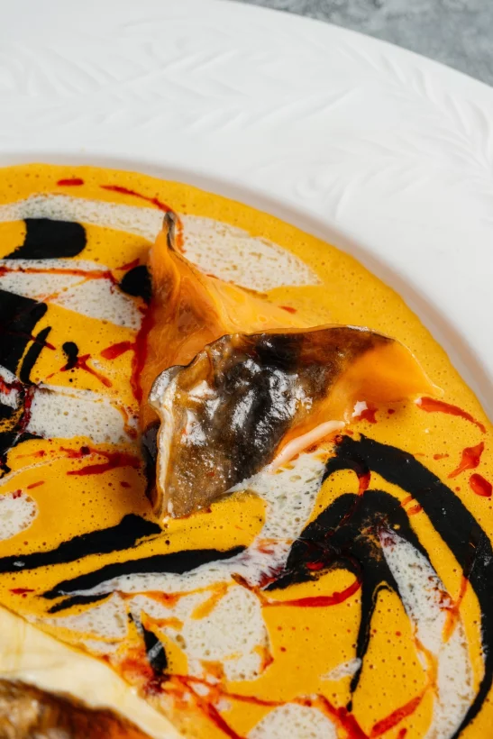 Мраморные равиоли с крабом, креветка, соус биск в ресторан O2 Restaurant