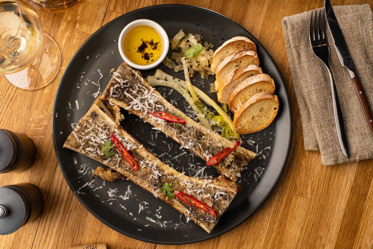 «Сахарная» мозговая говяжья кость, запечённая с розмарином и чесноком. в гастробар Тот еще гусь