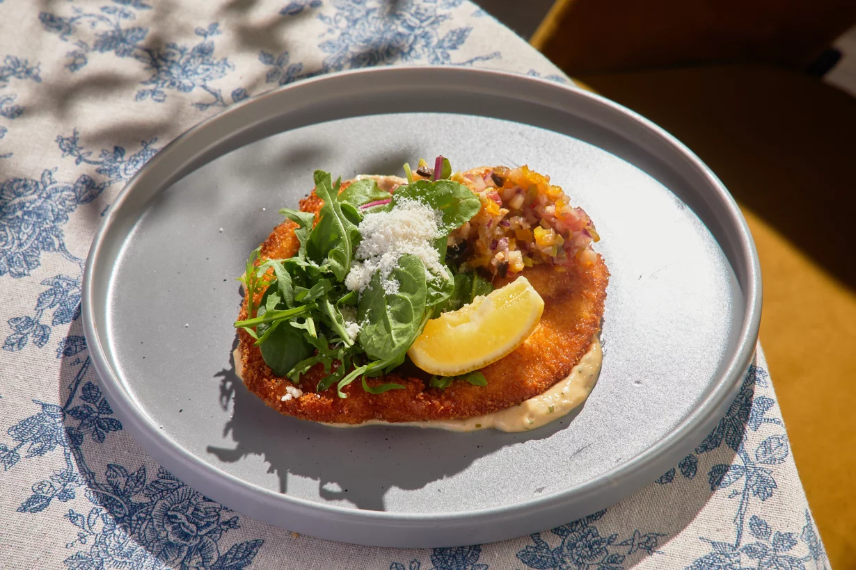 Куриный шницель с зеленым салатом и соусом цезарь в ресторан Большая кухня
