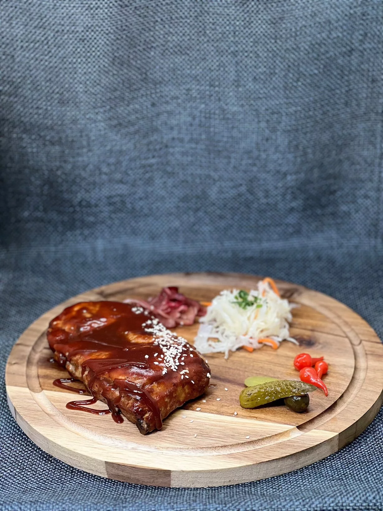 Томленые свиные ребрышки. Свиные ребрышки в соусе BBQ с квашеной капустой и маринованным огурчиком в ресторан КонгресТ