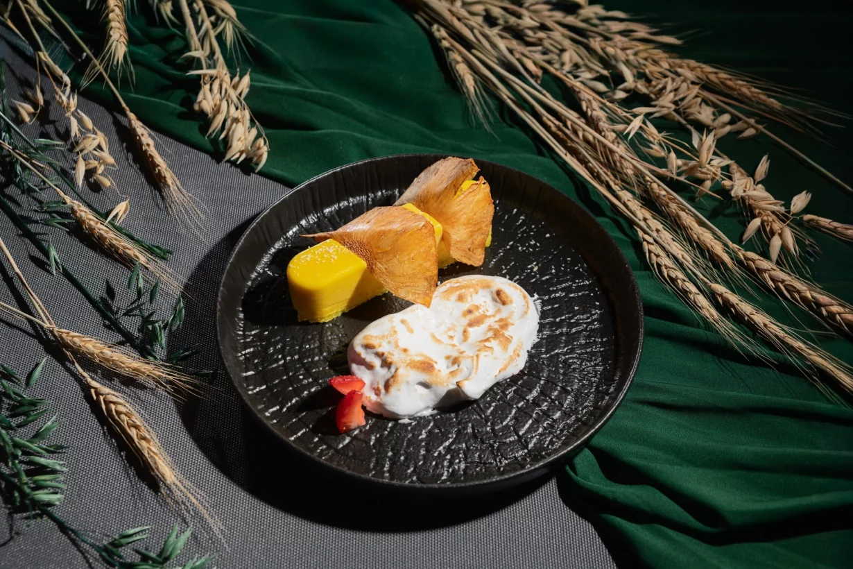 Тропический десерт Май Тай в ресторан G&T Gourmet