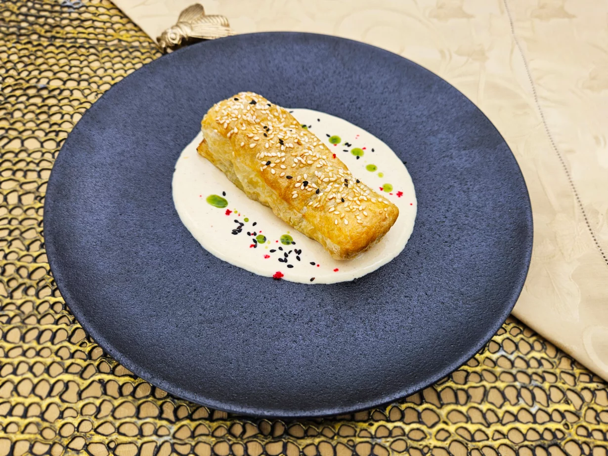Кулебяка с нежной форелью, шампиньонами и сливочным луковым соусом в ресторан Тройка