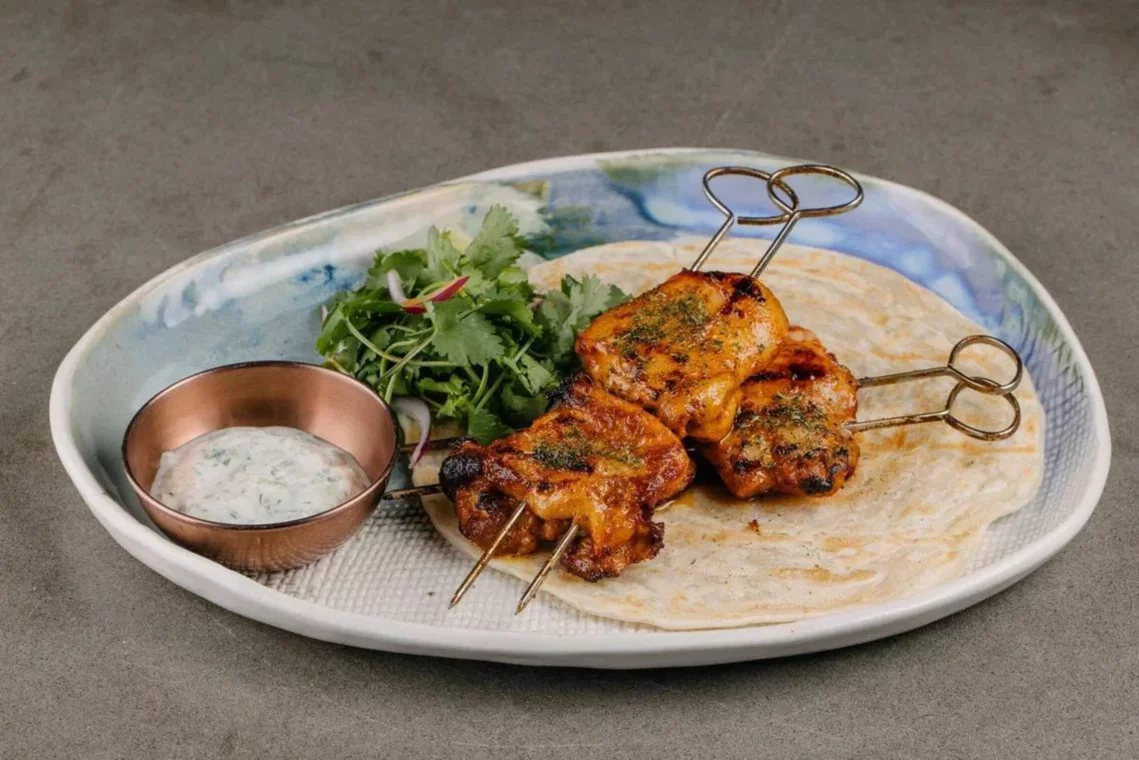 Цыплёнок тандури с лепёшкой роти и пажитником в ресторан Гусь