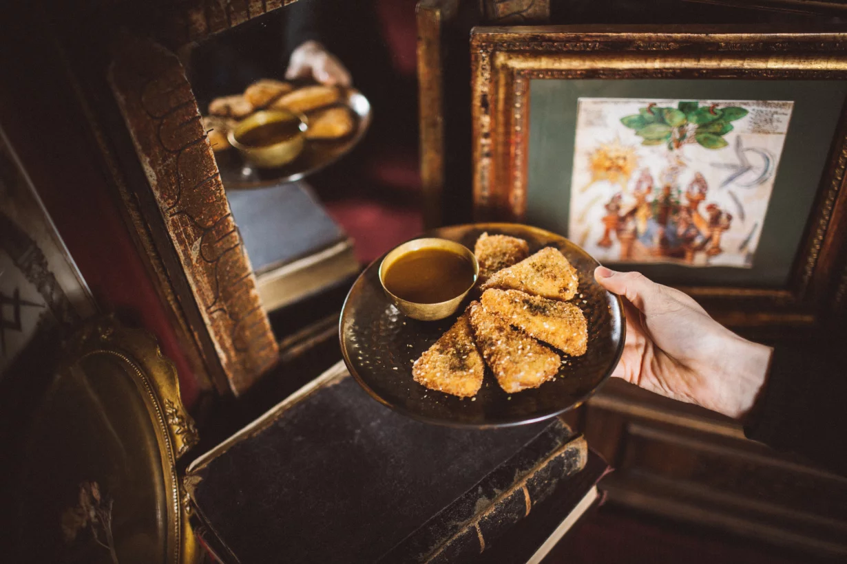 Жареный сулугуни с заатаром и соусом амба в ресторан Mitzva Bar
